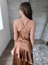 Cargar imagen en el visor de la galería, Agatha - Vestido largo satinado mocha