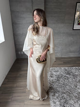 Cargar imagen en el visor de la galería, Sodi - Vestido largo de satín con capa champagne