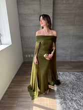 Cargar imagen en el visor de la galería, Venus - Vestido largo strapless con capa olivo