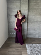 Cargar imagen en el visor de la galería, Marissa - Vestido largo con olanes en hombros color vino