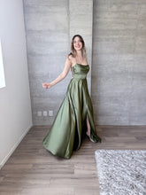 Cargar imagen en el visor de la galería, Mencía - Vestido largo de satín olivo