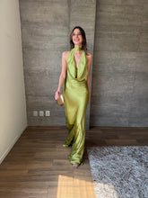 Cargar imagen en el visor de la galería, Piera - Vestido verde largo satinado