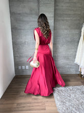 Cargar imagen en el visor de la galería, Nebula - Vestido largo satinado color vino