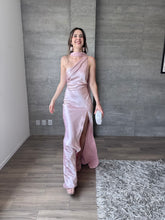 Cargar imagen en el visor de la galería, Perlaire - Vestido largo satinado rosa palo