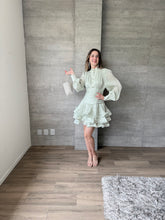 Cargar imagen en el visor de la galería, Mindy - Vestido mini satinado de manga larga color menta