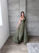 Cargar imagen en el visor de la galería, Minerva - Vestido largo de tul con escarola olivo