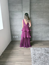 Cargar imagen en el visor de la galería, Juliette - Vestido largo plisado con olanes ciruela
