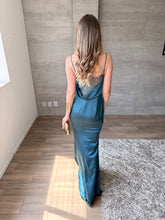 Cargar imagen en el visor de la galería, Aranza - Vestido largo verde azulado