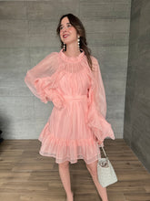 Cargar imagen en el visor de la galería, Caliope - Vestido corto rosa con olanes