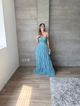 Cargar imagen en el visor de la galería, Ello - Vestido largo hombros caídos de tul azul claro