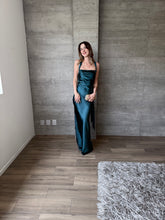Cargar imagen en el visor de la galería, Masha - Vestido largo satinado verde azulado