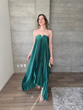 Cargar imagen en el visor de la galería, Varena - Vestido largo plisado verde