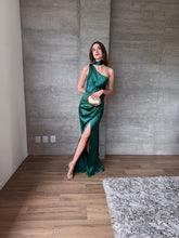 Cargar imagen en el visor de la galería, Mariella - Vestido satinado largo verde esmeralda