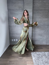 Cargar imagen en el visor de la galería, Noor - Vestido largo con mangas estampado color olivo