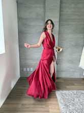Cargar imagen en el visor de la galería, Nebula - Vestido largo satinado color vino