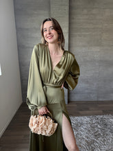 Cargar imagen en el visor de la galería, Clare - Vestido largo com mangas olivo
