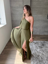 Cargar imagen en el visor de la galería, Máncora - Vestido largo con abertura en pierna olivo