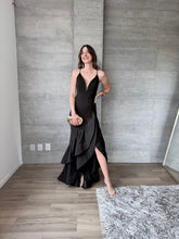 Cargar imagen en el visor de la galería, Manuela - Vestido largo con olanes negro