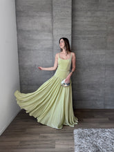 Cargar imagen en el visor de la galería, Prosseco - Vestido largo plisado verde