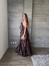Cargar imagen en el visor de la galería, Hilda - Vestido largo con olanes color chocolate
