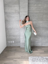 Cargar imagen en el visor de la galería, Sodi - Vestido largo satinado con capa color verde