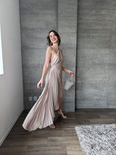 Cargar imagen en el visor de la galería, Nicola - Vestido midi plisado color taupe