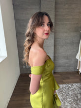 Cargar imagen en el visor de la galería, Solenne - Vestido largo satinado con olanes verde