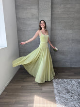 Cargar imagen en el visor de la galería, Prosseco - Vestido largo plisado verde