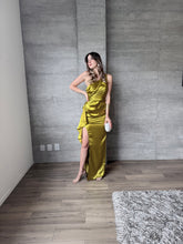 Cargar imagen en el visor de la galería, Duna - Vestido largo satinado verde