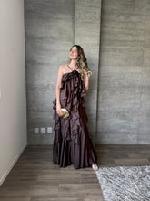 Cargar imagen en el visor de la galería, Hilda - Vestido largo con olanes color chocolate
