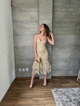 Cargar imagen en el visor de la galería, Ophelia - Vestido midi crochet dorado