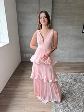 Cargar imagen en el visor de la galería, Juliette - Vestido largo plisado con olanes rosa pastel