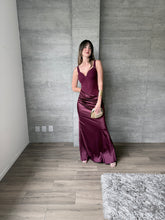 Cargar imagen en el visor de la galería, Antehia - Vestido largo falda satinada ciruela