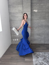 Cargar imagen en el visor de la galería, Manuela - Vestido largo con olanes azul rey