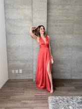 Cargar imagen en el visor de la galería, Andalucía - Vestido largo de satín coral