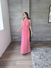 Cargar imagen en el visor de la galería, Guava - Vestido largo plisado rosa