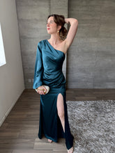 Cargar imagen en el visor de la galería, Polina - Vestido largo de satín con una manga verde azulado