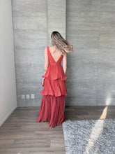 Cargar imagen en el visor de la galería, Juliette - Vestido largo plisado color óxido