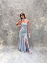 Cargar imagen en el visor de la galería, Sago - Vestido largo strapless azul cielo
