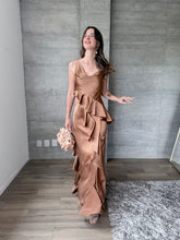 Cargar imagen en el visor de la galería, Agatha - Vestido largo satinado mocha