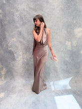 Cargar imagen en el visor de la galería, Milah - Vestido largo halter de satín color gris