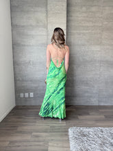 Cargar imagen en el visor de la galería, Ciana - Vestido largo satinado verde