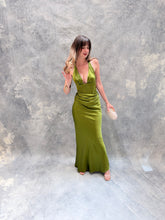 Cargar imagen en el visor de la galería, Loren - Vestido largo de satin color olivo