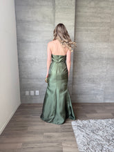 Cargar imagen en el visor de la galería, Odetta - Vestido strapless con olanes color olivo