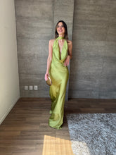 Cargar imagen en el visor de la galería, Piera - Vestido verde largo satinado