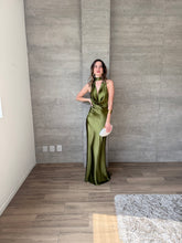 Cargar imagen en el visor de la galería, Milah - Vestido largo halter de satín verde musgo