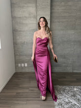 Cargar imagen en el visor de la galería, Milana - Vestido largo strapless ciruela