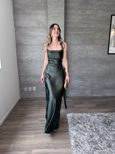 Cargar imagen en el visor de la galería, Masha - Vestido largo satinado olivo
