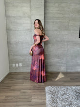 Cargar imagen en el visor de la galería, Seraphine - Vestido largo de mesh fuchsia multi