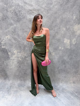 Cargar imagen en el visor de la galería, Brida - Vestido largo satinado olivo